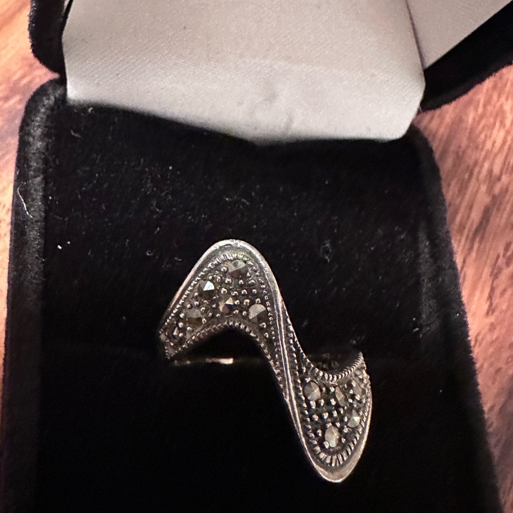 Elegant Silver marcasite Wave Ring